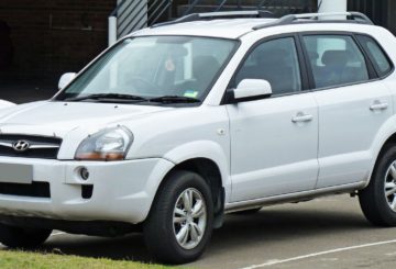 Foto carro tipo SUV Hyundai Tucson G1, na cor branca.
